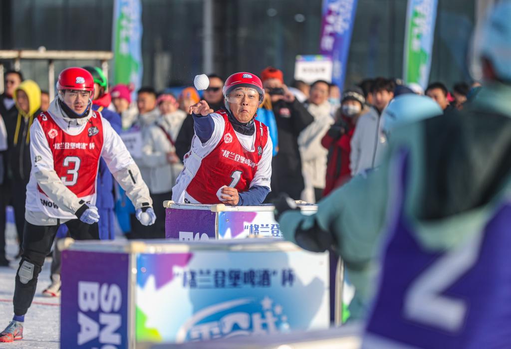 2024年12月30日，選手在“2024—2025遼寧省全民雪合戰(zhàn)冠軍賽”中“打雪仗”。新華社記者 潘昱龍 攝