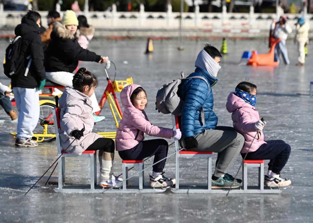2025年1月19日，在北京什剎海冰場(chǎng)，小朋友和家長(zhǎng)一起體驗(yàn)冰上運(yùn)動(dòng)。新華社記者 張晨霖 攝