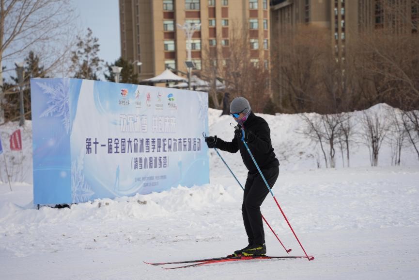 在呼倫貝爾，滑雪愛好者在城市越野滑雪公園內(nèi)滑雪。人民網(wǎng)記者 苗陽攝
