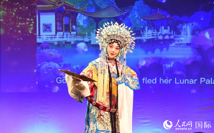 京劇經(jīng)典選段《貴妃醉酒》。人民網(wǎng)記者 殷淼攝