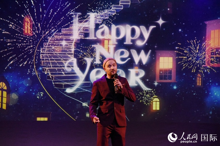 瑞典籍歌手天木演唱歌曲《Happy New Year》。人民網(wǎng)記者 殷淼攝