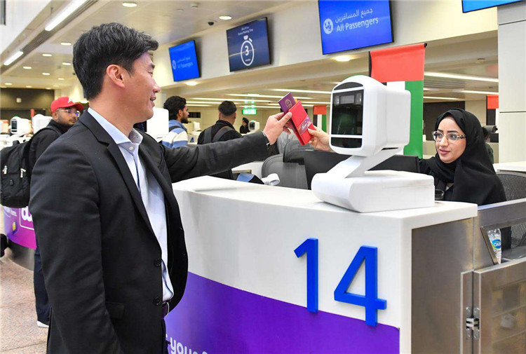 1月22日，迪拜免稅店聯(lián)合迪拜移民局向入境中國(guó)旅客贈(zèng)送新年賀禮。迪拜移民局供圖