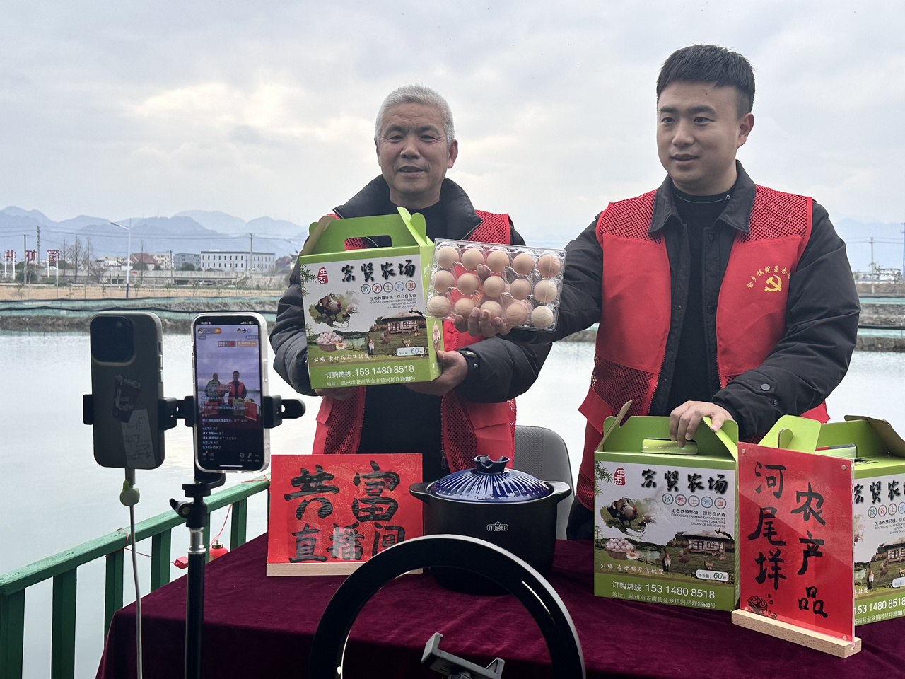 在蒼南金鄉(xiāng)鎮(zhèn)，永興、半浹連、河尾垟?shù)犬斈晔転牡呐R近村落，正連片建設美麗江南水鄉(xiāng)新景。圖為河尾垟村設在河邊的“共富直播間”。金鄉(xiāng)鎮(zhèn) 供圖