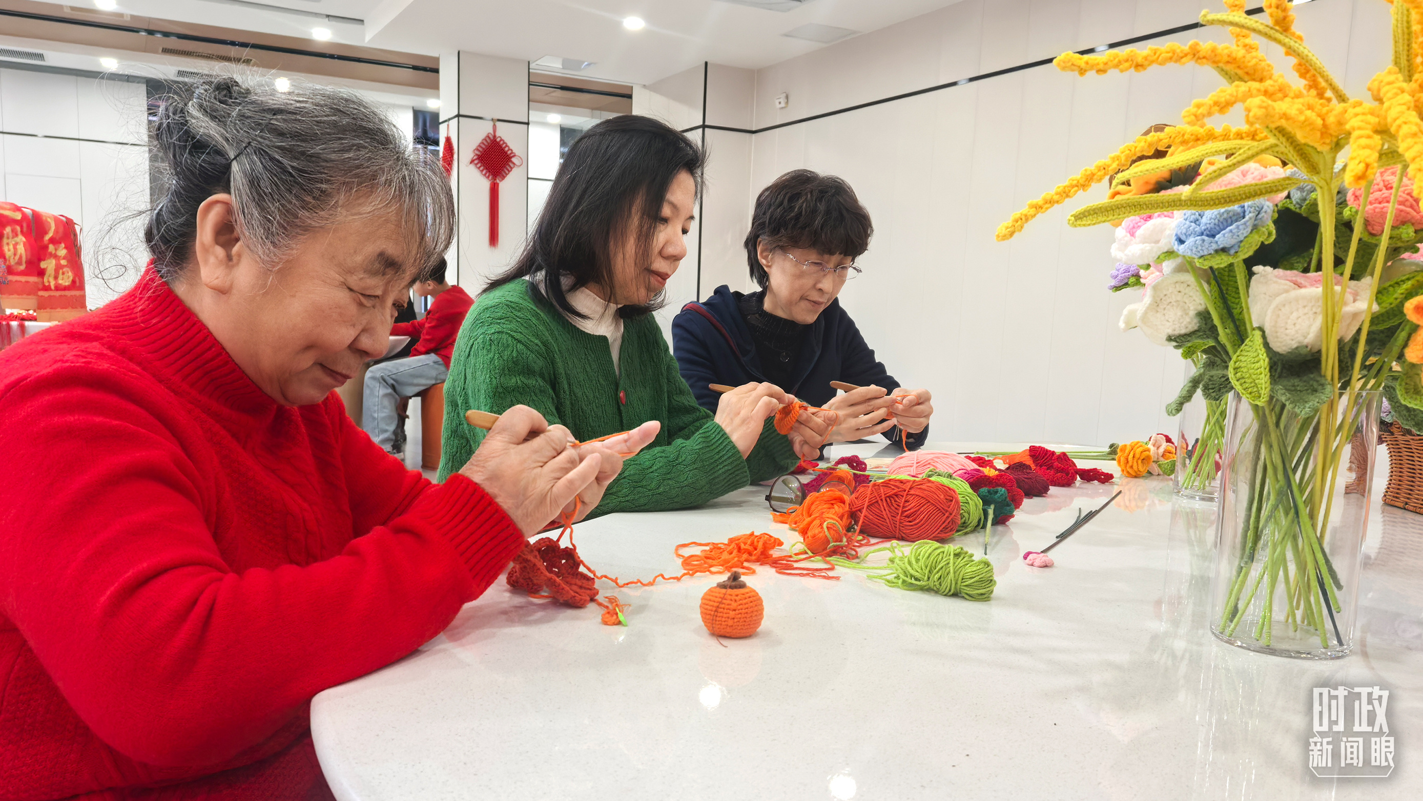 長安社區(qū)黨群服務(wù)中心里，居民們正在制作手工藝品。（總臺央視記者鐘銳拍攝）