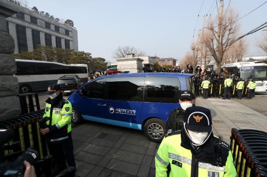  1月21日，尹錫悅乘坐的車輛進(jìn)入韓國首爾的憲法法院。新華社記者姚琪琳攝