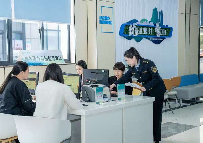 工作人員指導企業(yè)一次性完成信息填報。圖片來源：浙江衢州市市場監(jiān)督管理局