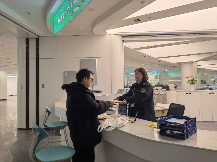 企業(yè)在出證窗口“一站式”領取變更后的營業(yè)執(zhí)照。圖片來源：浙江衢州市市場監(jiān)督管理局