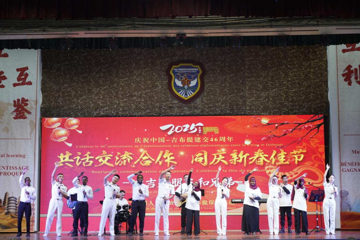 中吉兩國嘉賓合唱《友誼地久天長》。主辦方供圖