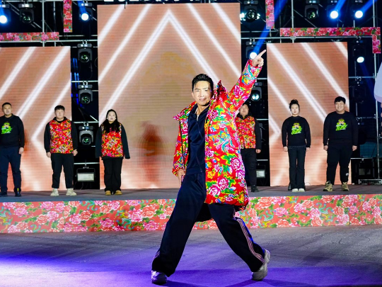 健身教練劉畊宏耐心帶領(lǐng)現(xiàn)場以及線上的朋友們進(jìn)行熱身。人民網(wǎng)記者 許維娜攝