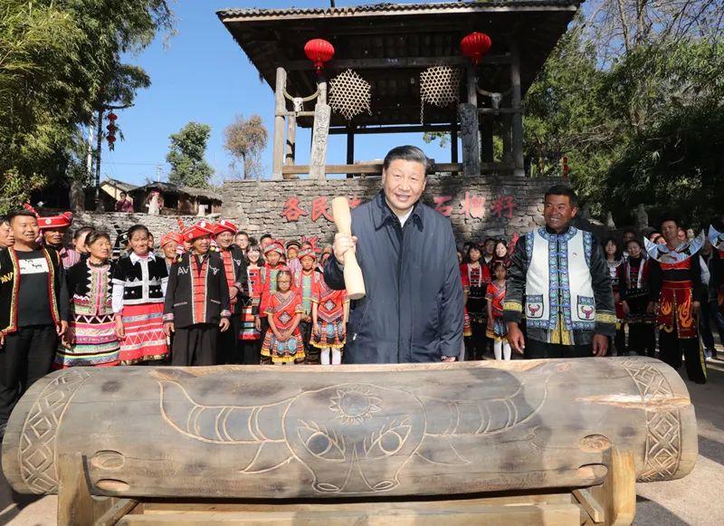 △2020年1月19日，習(xí)近平總書記在云南騰沖三家村中寨司莫拉佤族村廣場上，敲響三聲佤族木鼓，祝福風(fēng)調(diào)雨順、國泰民安、四海升平。