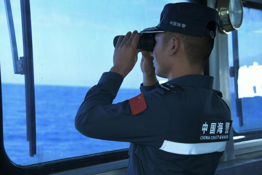 1月27日，中國(guó)海警海鷗艦執(zhí)法員在巡航期間執(zhí)勤瞭望。