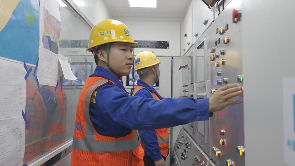 盾構(gòu)司機(jī)何曉波在駕駛室內(nèi)調(diào)試盾構(gòu)機(jī)參數(shù)。（劉芬攝）