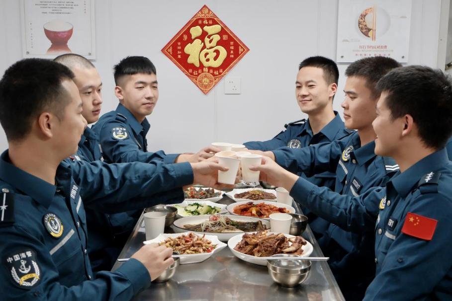 1月28日，在中國(guó)海警海鷗艦上，執(zhí)法員們聚餐慶祝農(nóng)歷春節(jié)。