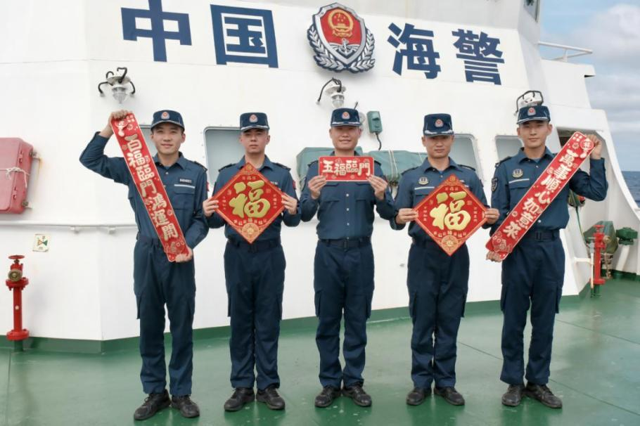 1月27日，中國(guó)海警海鷗艦執(zhí)法員們展示春聯(lián)福字，慶祝農(nóng)歷春節(jié)。