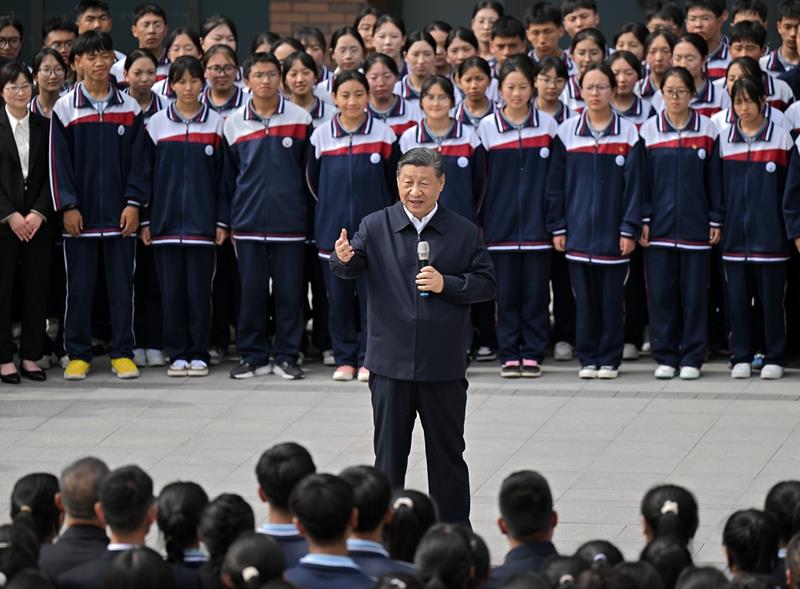 △2024年6月18日，習(xí)近平總書記在青海果洛西寧民族中學(xué)考察時(shí)，同師生們親切交流。