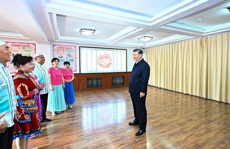 △2024年6月19日，寧夏銀川市金鳳區(qū)長城花園社區(qū)活動(dòng)室，習(xí)近平總書記同社區(qū)居民親切交流。