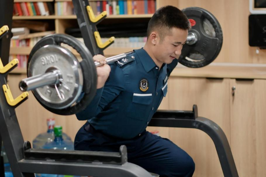 1月23日，在中國(guó)海警海鷗艦上，執(zhí)法員在值守間隙鍛煉身體。