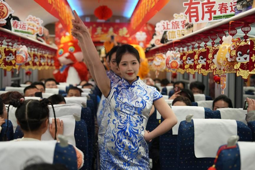 列車乘務(wù)員身穿青花瓷元素服飾表演節(jié)目。人民網(wǎng) 歐陽易佳攝