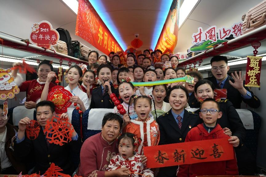 全體演職人員與旅客大合影。人民網(wǎng) 歐陽易佳攝