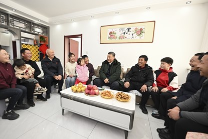 1月22日至24日，中共中央總書記、國家主席、中央軍委主席習(xí)近平冒著嚴(yán)寒來到遼寧，看望慰問基層干部群眾。這是22日下午，習(xí)近平在葫蘆島市綏中縣明水滿族鄉(xiāng)祝家溝村考察時(shí)，同村民王寶維一家圍坐一起拉家常。新華社記者 謝環(huán)馳 攝