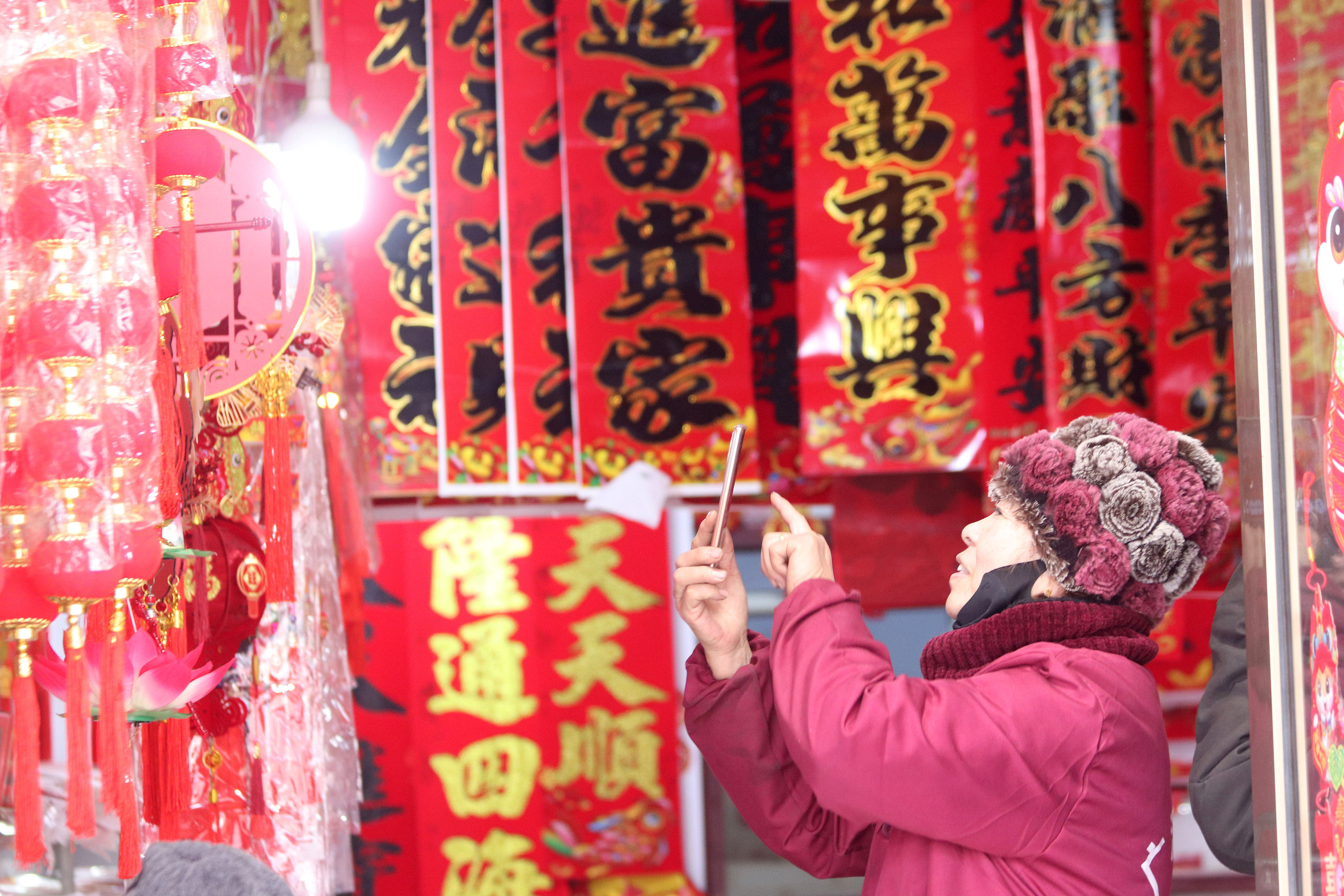 2025年1月5日，在山東省高密市夏莊鎮(zhèn)東李家村，商戶通過手機在網(wǎng)上推銷新春飾品。