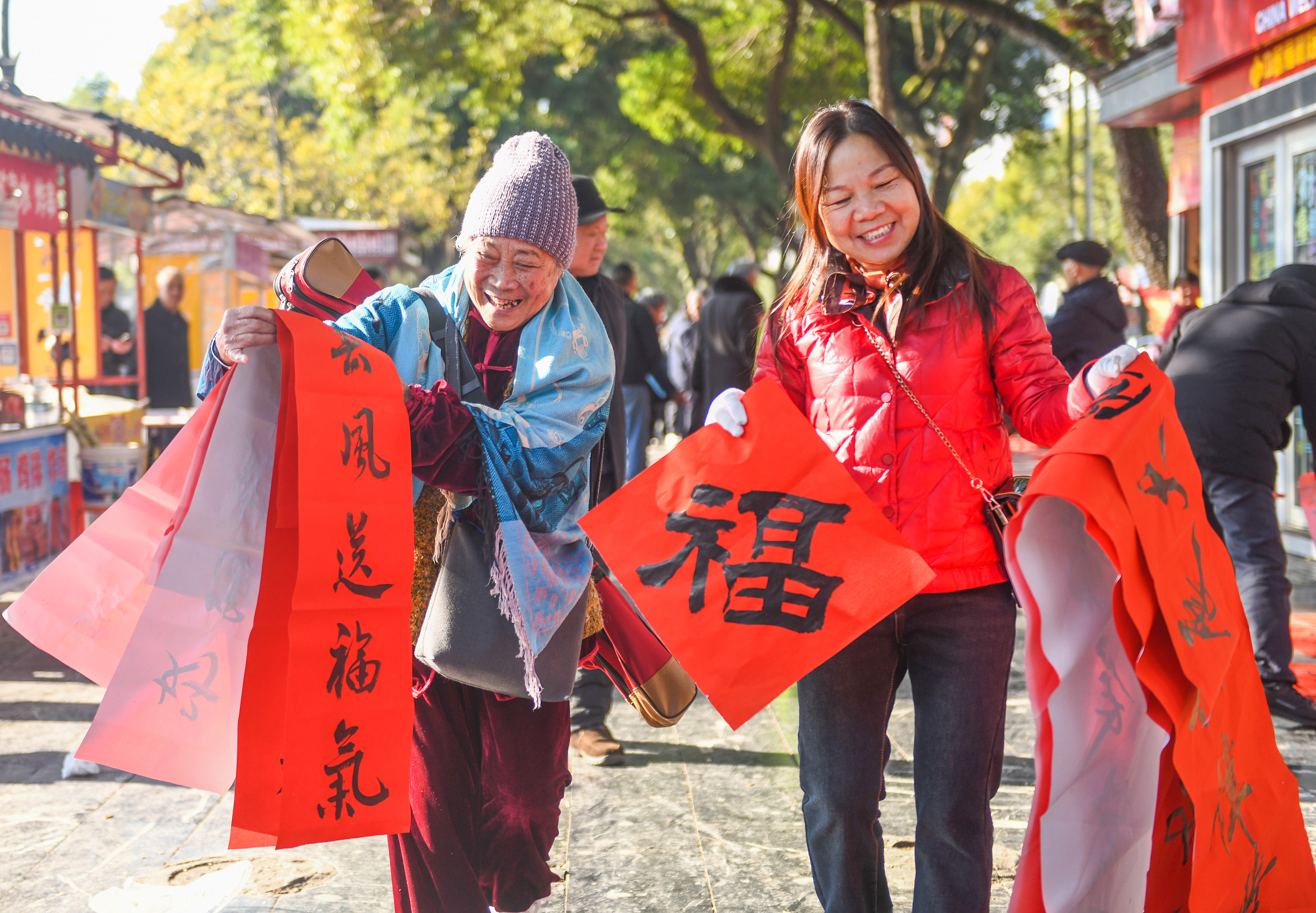 2025年1月13日，在湖南省永州市道縣西洲公園義工崗?fù)?，市民們領(lǐng)到了書法志愿者為大家書寫的春聯(lián)。