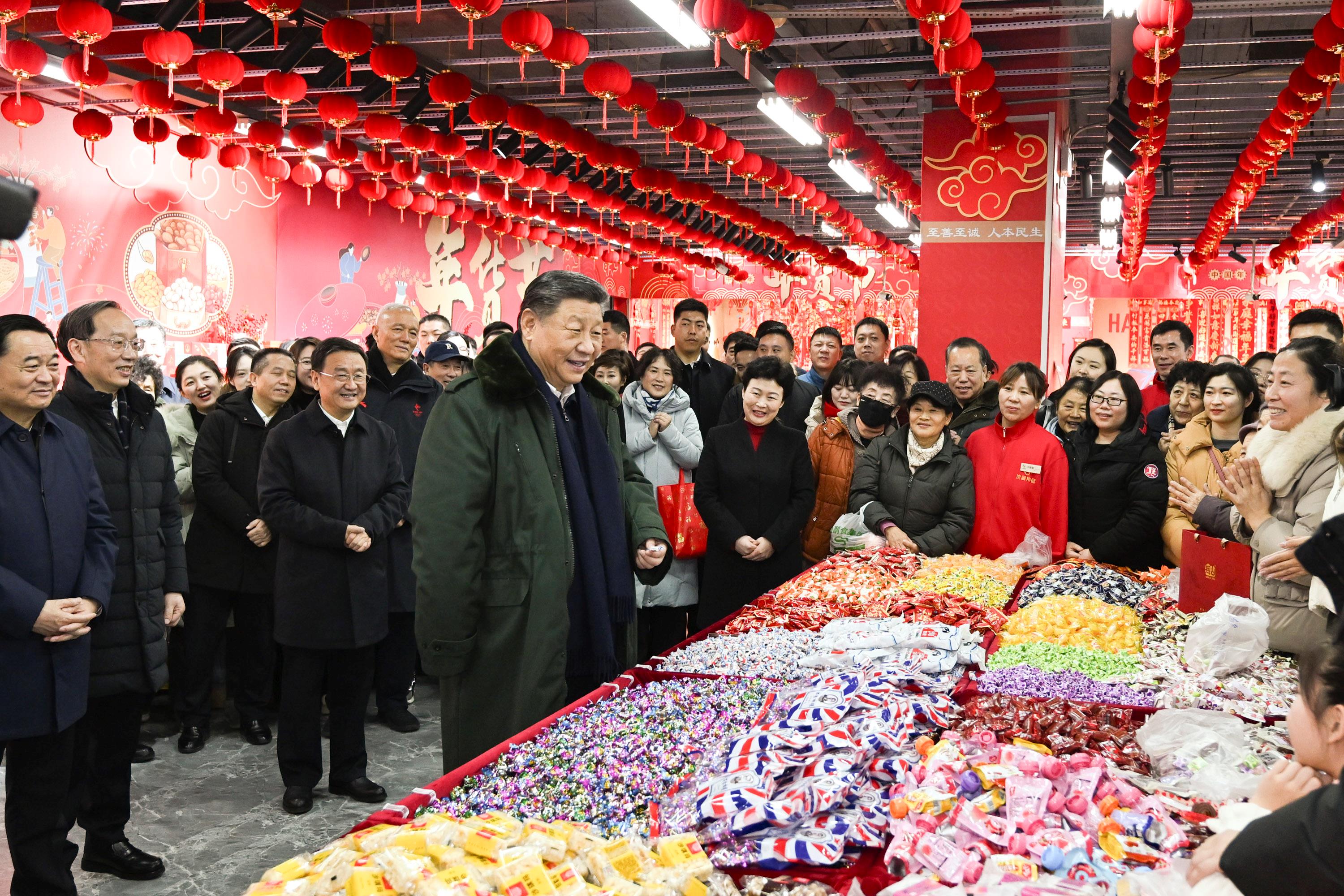 2025年1月23日，習(xí)近平總書記在遼寧沈陽(yáng)大東副食品商場(chǎng)考察時(shí)，同店主和顧客親切交流，向大家致以新春祝福。