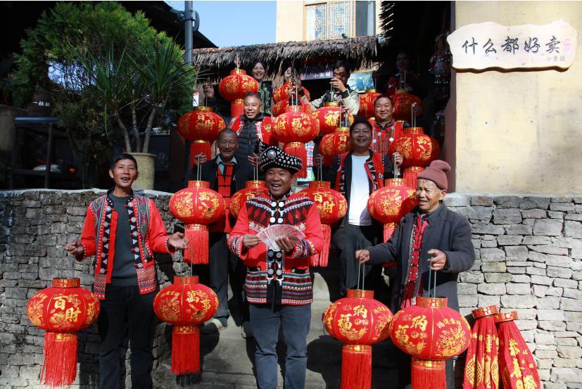 云南騰沖司莫拉佤族村村民歡歡喜喜過(guò)新年。