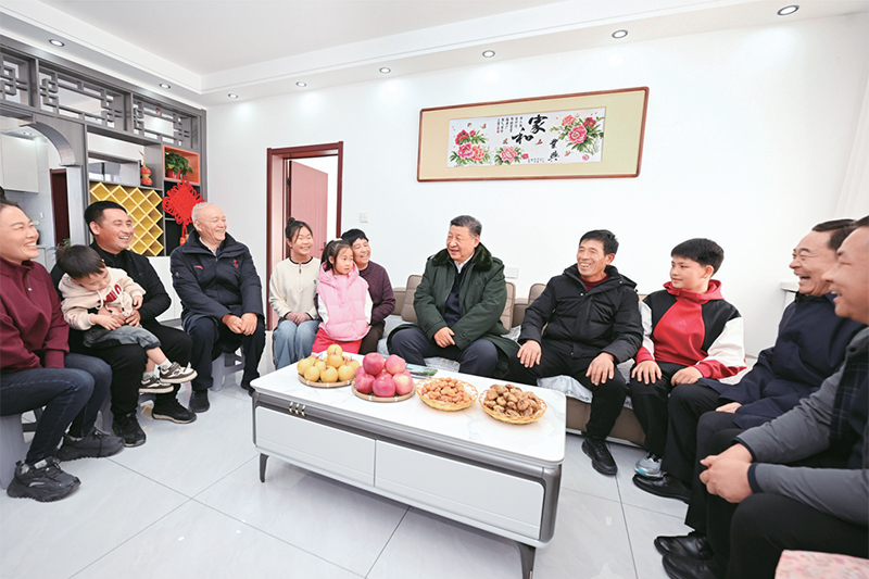 2025年1月22日至24日，中共中央總書記、國(guó)家主席、中央軍委主席習(xí)近平冒著嚴(yán)寒來(lái)到遼寧，看望慰問(wèn)基層干部群眾。這是22日下午，習(xí)近平在葫蘆島市綏中縣明水滿族鄉(xiāng)祝家溝村考察時(shí)，同村民王寶維一家圍坐一起拉家常。 新華社記者 謝環(huán)馳/攝