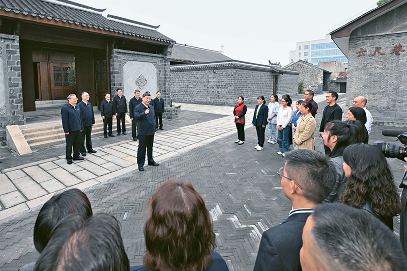 2024年10月17日至18日，中共中央總書記、國(guó)家主席、中央軍委主席習(xí)近平在安徽考察。這是17日下午，習(xí)近平在安慶桐城市六尺巷考察時(shí)，同當(dāng)?shù)鼐用窈陀慰陀H切交流。 新華社記者 申宏/攝