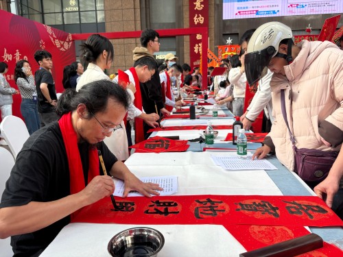 活動現(xiàn)場贈送春聯(lián)和福字。人民網(wǎng) 陳葉欣攝
