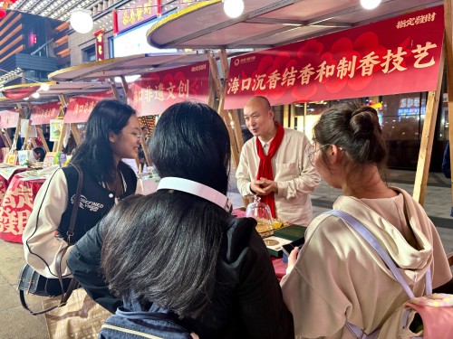 魏希望在非遺集市上介紹沉香。人民網(wǎng) 陳葉欣攝