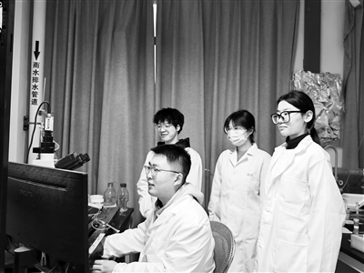 西安交通大學教授王昌河團隊在進行多巴胺分泌電化學檢測。受訪者供圖