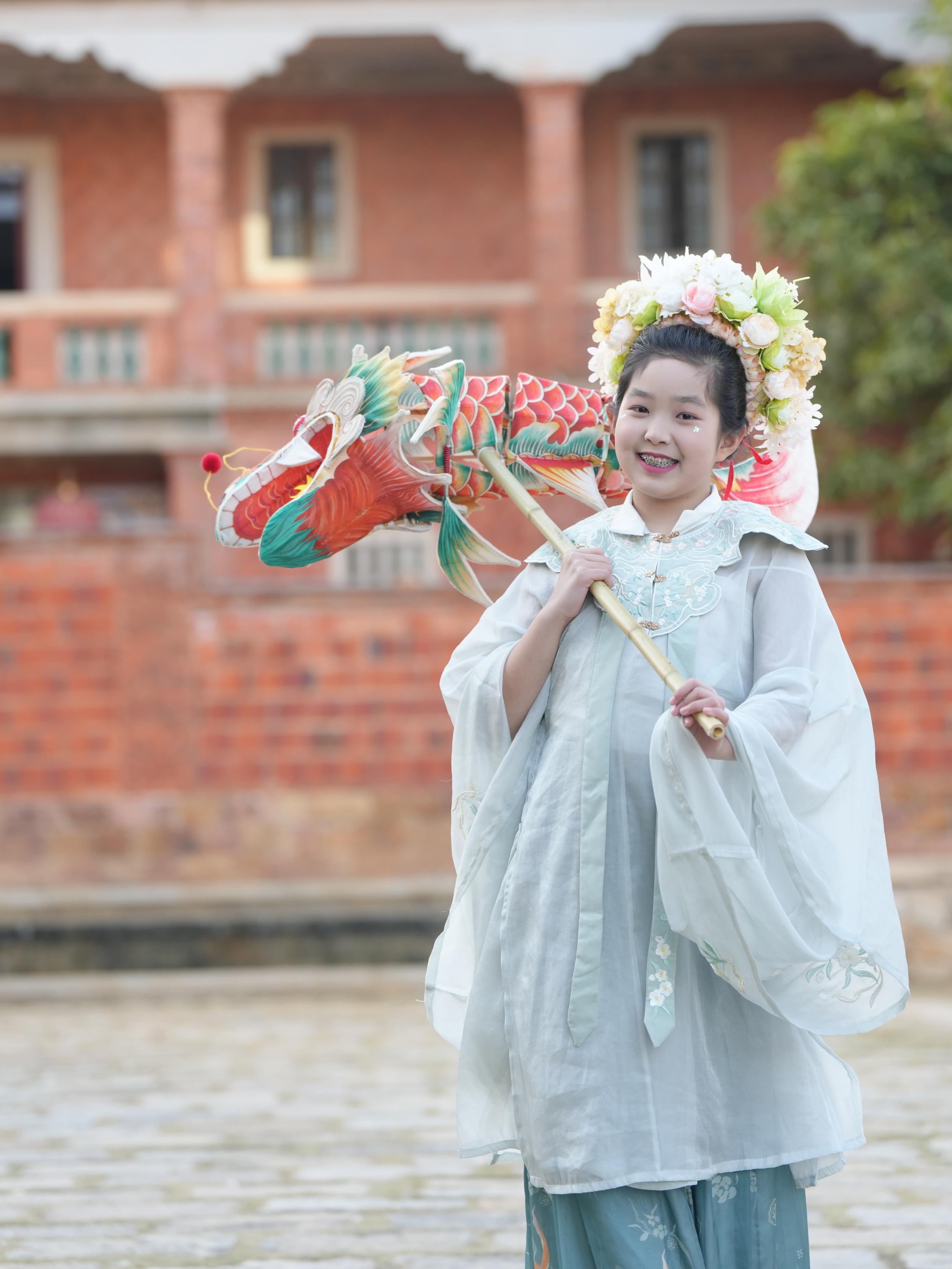 在泉州，沈女士為女兒拍下頭戴簪花的照片。受訪者供圖