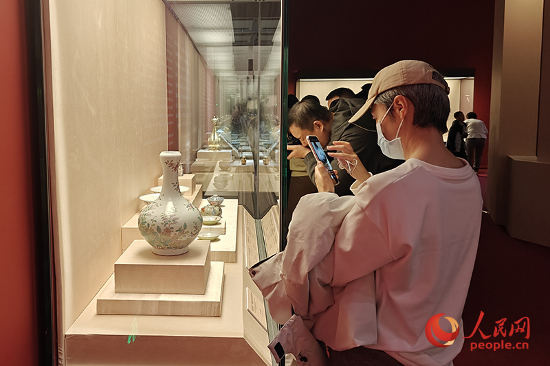 觀眾正在中國國家博物館參觀展覽。人民網(wǎng)記者 韋衍行攝