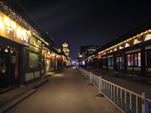道歉公告發(fā)布后，夜晚10時(shí)的古城。人民網(wǎng)記者 黃鈺攝