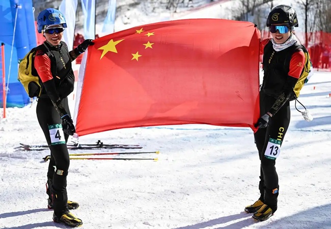 2月9日，中國隊選手次旦玉珍（左）與隊友于婧萱慶祝勝利。新華社記者 謝劍飛攝