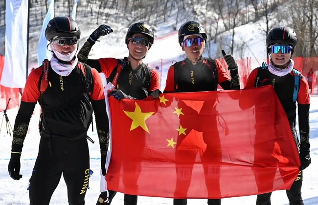 2月9日，包攬滑雪登山男子短距離前四名的中國隊選手賽后慶祝。新華社記者 謝劍飛攝