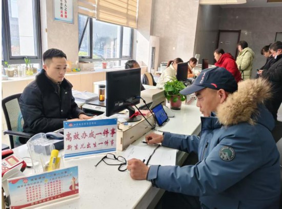 市民在 “高效辦成一件事” 窗口辦理業(yè)務。彭雪松攝