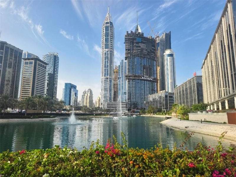 正在建設(shè)中的卡瓦利卡薩高層住宅項目（圖中有腳手架建筑）。 中建中東供圖 