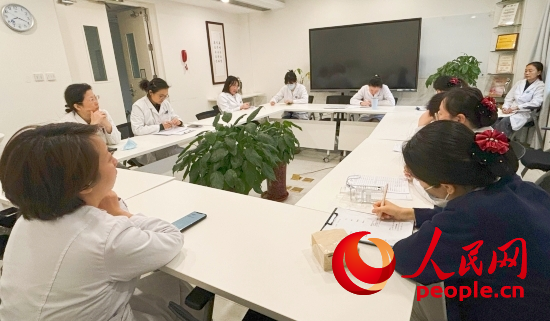 交班會上，海淀醫(yī)院安寧療護(hù)團(tuán)隊(duì)討論患者和家屬需求。人民網(wǎng)記者 金慧慧攝