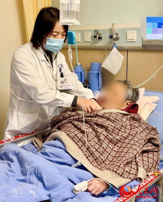 廖澤燕為張婆婆聽診。人民網(wǎng)記者 金慧慧攝