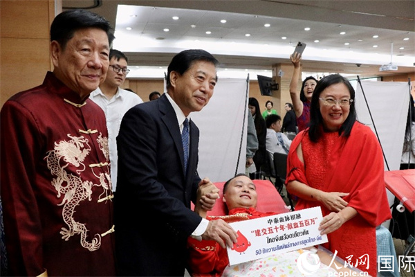 韓志強(qiáng)大使與獻(xiàn)血者代表合影。朱瀟逸攝