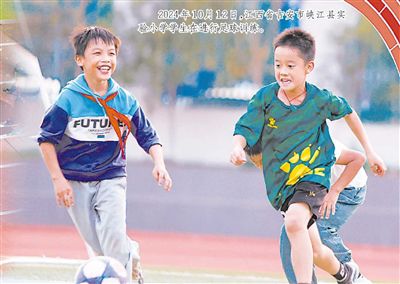 2024年10月12日，江西省吉安市峽江縣實驗小學學生在進行足球訓練。