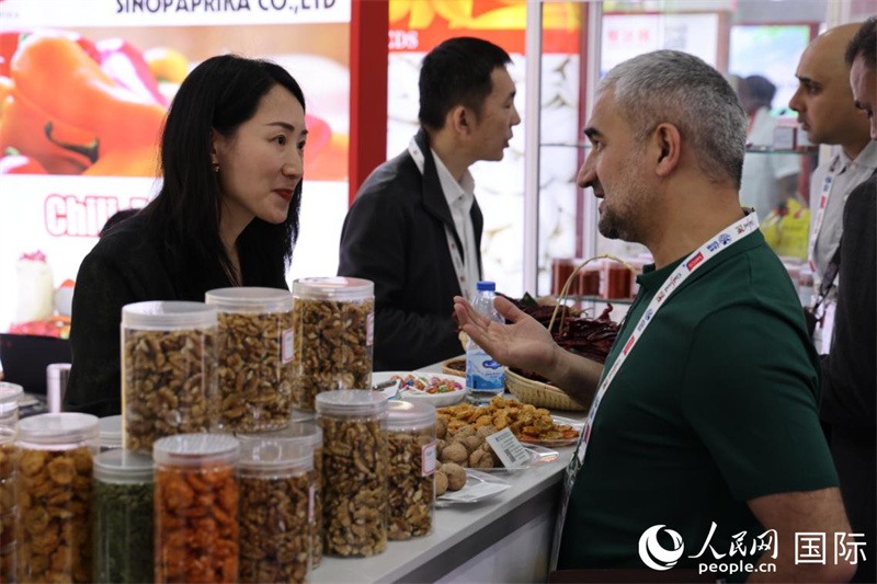 中外商家在第三十屆海灣食品展上交流。人民網(wǎng)記者 張志文攝