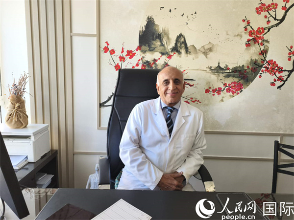 哈利勒在他的辦公室。人民網(wǎng)記者 黃培昭攝