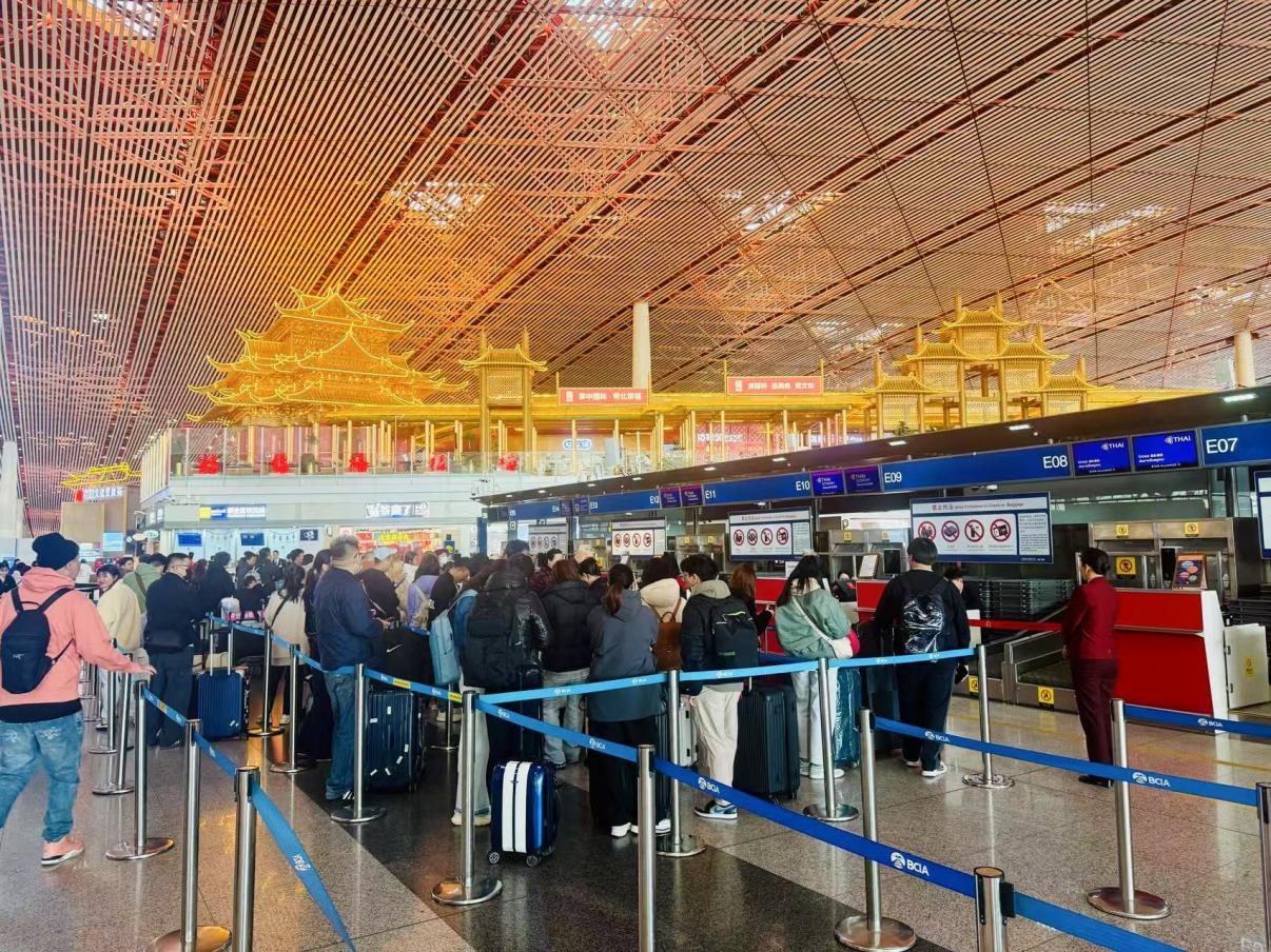 旅客在首都機(jī)場值機(jī)柜臺辦理乘機(jī)手續(xù)。人民網(wǎng)記者 喬雪峰攝