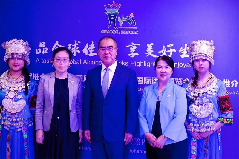 潘慶江總領(lǐng)事與王洪波秘書長合影。（南非貴州商會供圖）
