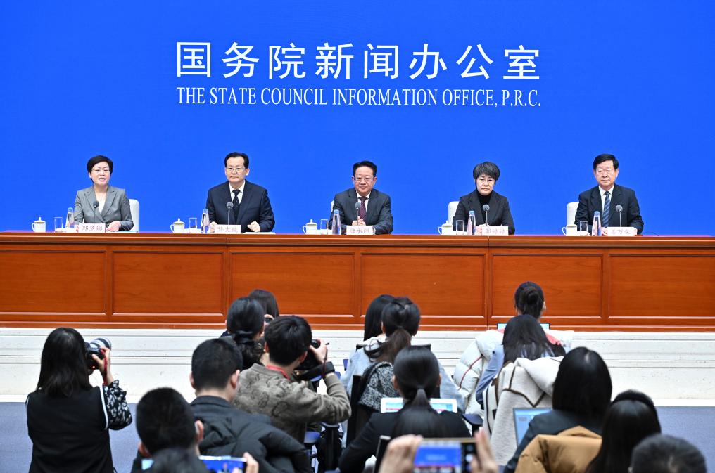 2月28日，國務(wù)院新聞辦公室在北京舉行國務(wù)院政策例行吹風(fēng)會，民政部副部長唐承沛、財(cái)政部副部長郭婷婷、自然資源部副部長許大純、住房城鄉(xiāng)建設(shè)部副部長姜萬榮和國務(wù)院新聞辦公室新聞發(fā)言人介紹2024年國務(wù)院部門辦理全國人大代表建議和全國政協(xié)提案工作有關(guān)情況，并答記者問。新華社記者 李鑫 攝