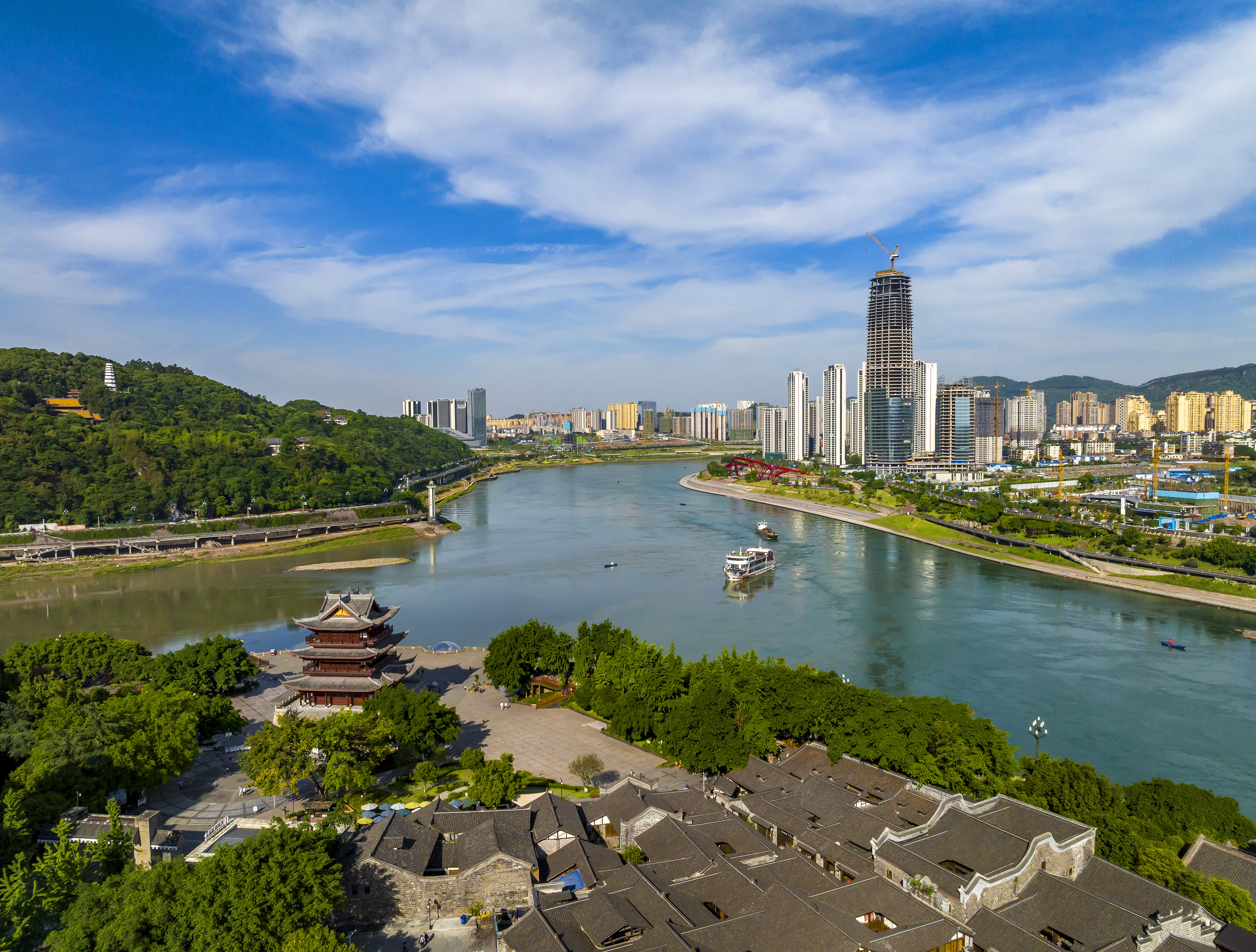 “長江首城”四川宜賓，經(jīng)過長江生態(tài)綜合治理后的三江交匯處風光。